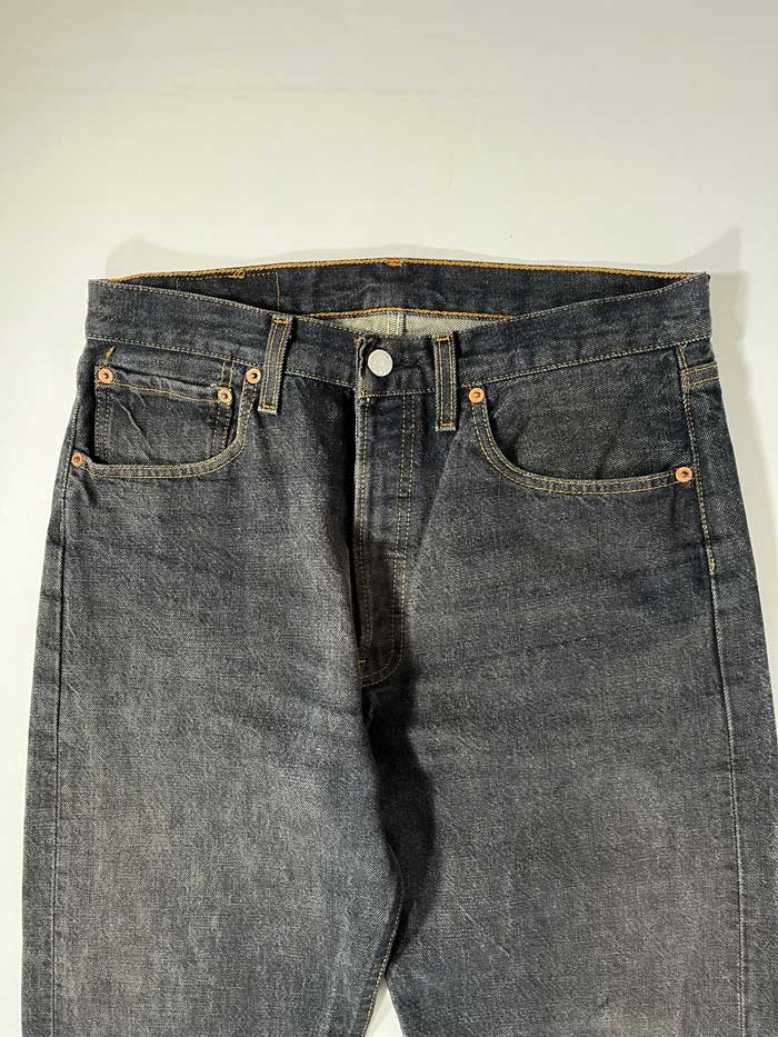 Jeans Levi's 501 vintage 90s raw, Placed on a neutral white background.