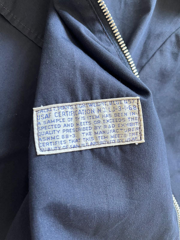 Summer jacket coming directly from the 60s and used by the US Air Force. Boxy fit, with shoulder pads and Scovill zip. Perfect jacket for spring and summer season.