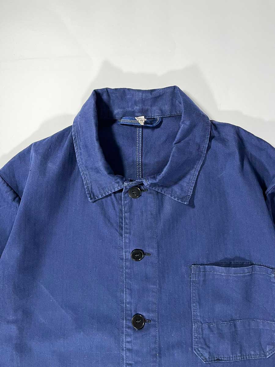 Veste blue de travail vintage from 1970s. Size Large. Crafted from high-quality, durable cotton. The various shades of blue give this jacket a unique character.