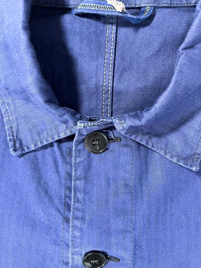 Veste blue de travail vintage from 1970s. Size Large. Crafted from high-quality, durable cotton. The various shades of blue give this jacket a unique character.