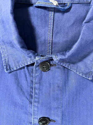Veste blue de travail vintage from 1970s. Size Large. Crafted from high-quality, durable cotton. The various shades of blue give this jacket a unique character.