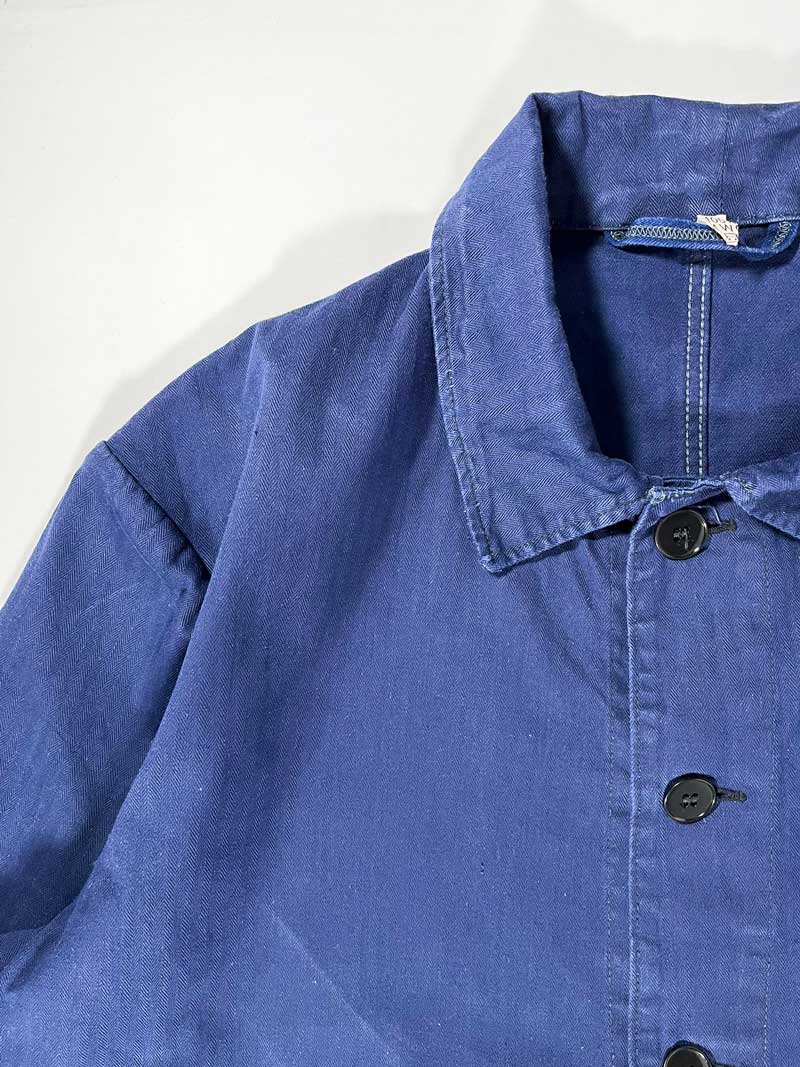 Veste blue de travail vintage from 1970s. Size Large. Crafted from high-quality, durable cotton. The various shades of blue give this jacket a unique character.