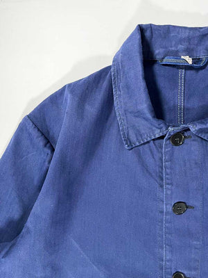 Veste blue de travail vintage from 1970s. Size Large. Crafted from high-quality, durable cotton. The various shades of blue give this jacket a unique character.