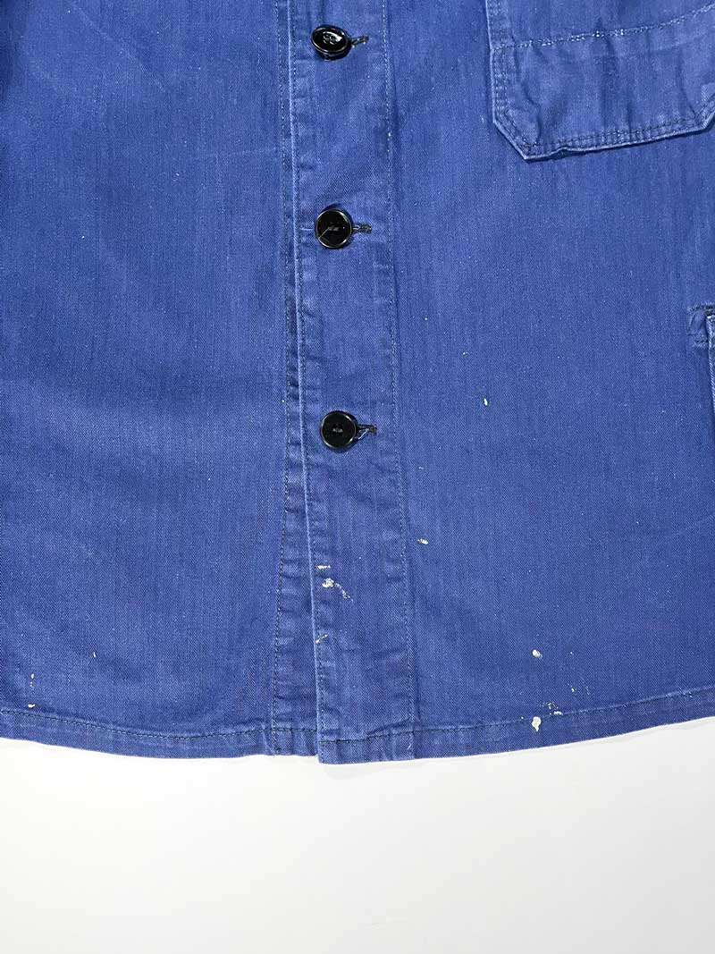 Veste blue de travail vintage from 1970s. Size Large. Crafted from high-quality, durable cotton. The various shades of blue give this jacket a unique character.