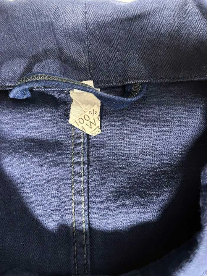 Veste blue de travail vintage from 1970s. Size Large. Crafted from high-quality, durable cotton. The various shades of blue give this jacket a unique character.