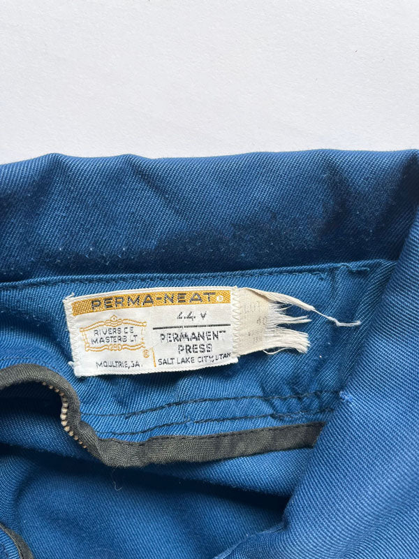 Vintage Work jacket from the 70s “Riverside”. Jacket made in the USA. Zip talon. Front pocket with patch. Boxy fit. Possibility of adding an internal liner.