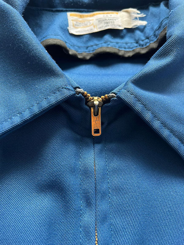 Vintage Work jacket from the 70s “Riverside”. Jacket made in the USA. Zip talon. Front pocket with patch. Boxy fit. Possibility of adding an internal liner.