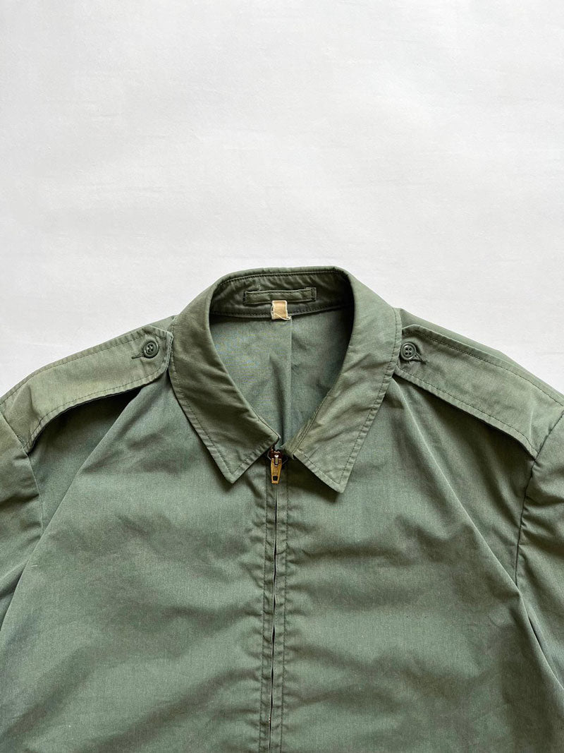 USAF light jacket from the 70s produced by Blauer. Green military jacket with beautiful Scovill zip. Complete with all original labels. Used by the American Air Force.