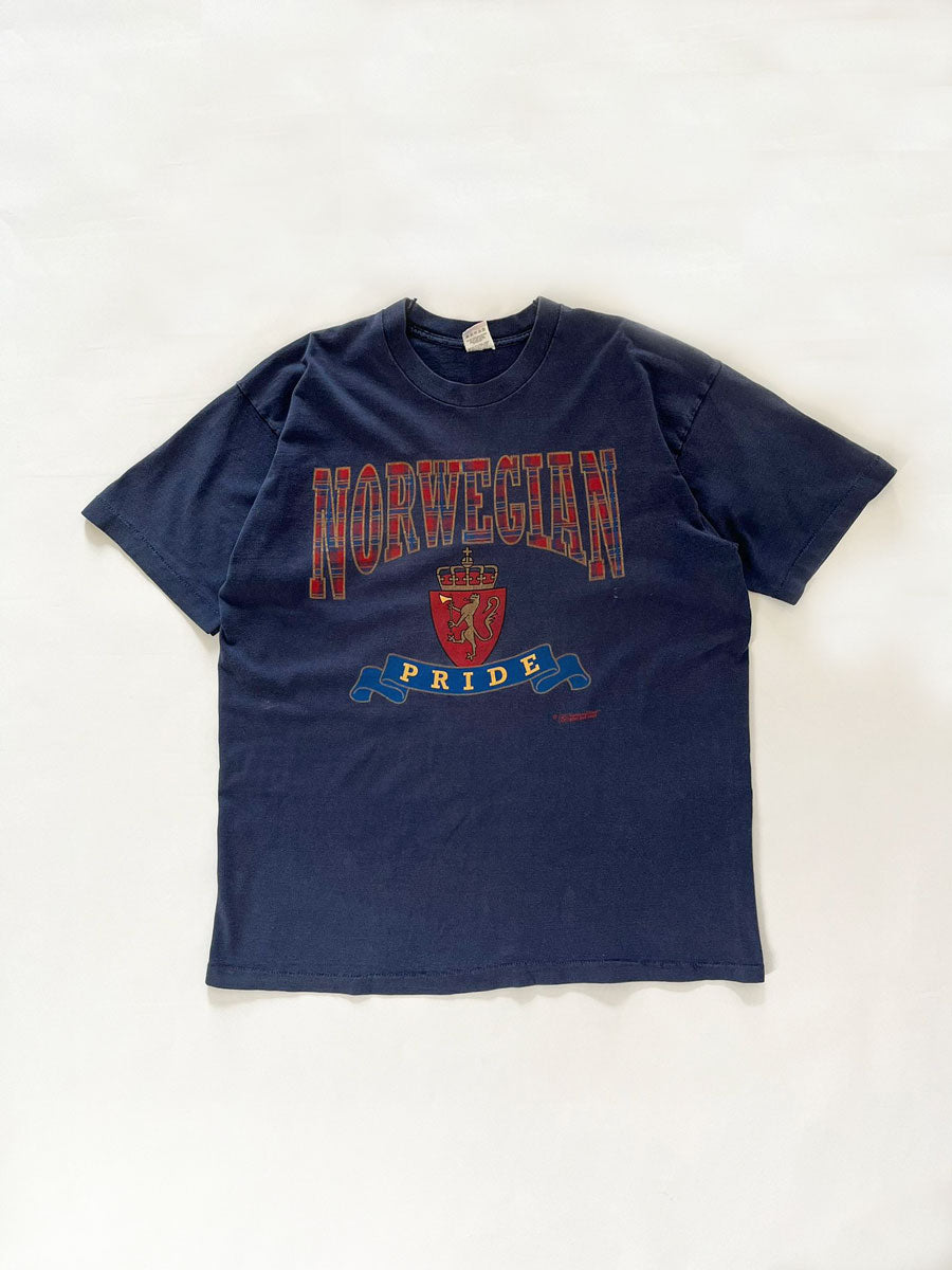 Single stitch tee from the 90s fruit of the loom, American naval company Norwegian Cruise line. Blue color with print on the front. Unique vintage product.
