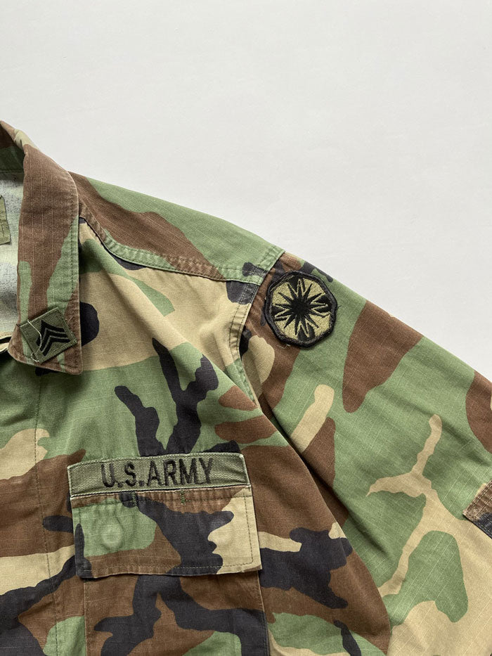 US Army jacket combat coat Vintage. Size M short. US Army Warm Weather Woodland Camouflage Pattern Combat Coat, made of a tough and durable ripstop fabric.
