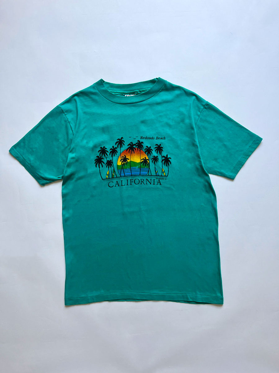 Single Stitch tee vintage produced in the United States in the 80s by Hanes. Print on the front depicting Redondo Beach California. Rare single stitch tee.