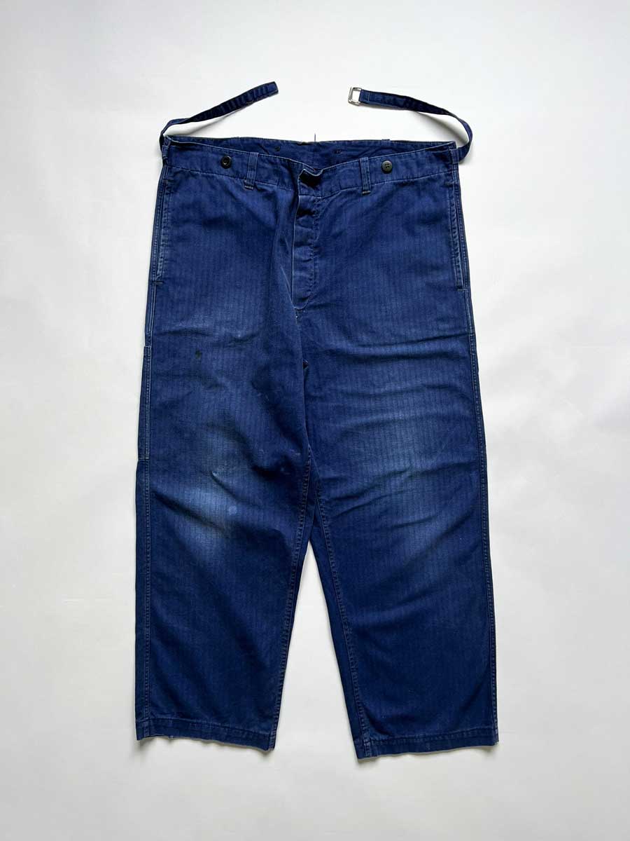 French work pants coming directly from the 1970s. Blue color. Extreme quality fabric. Work trousers are an essential item to have. In herringbone twill.