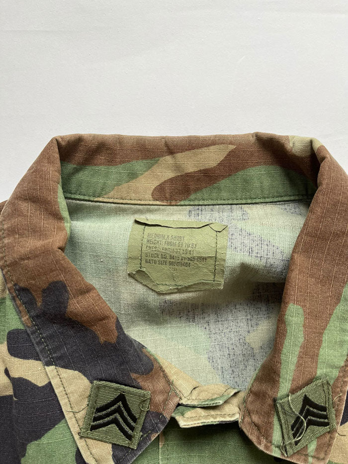 US Army jacket combat coat Vintage. Size M short. US Army Warm Weather Woodland Camouflage Pattern Combat Coat, made of a tough and durable ripstop fabric.