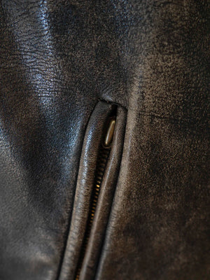 Primo piano tasca laterale con zip