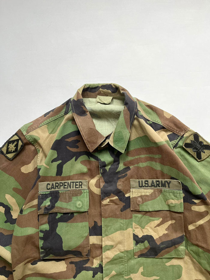 US Army jacket combat coat Vintage. Size M regular. US Army Warm Weather Woodland Camouflage Pattern Combat Coat, made of a tough and durable ripstop fabric.