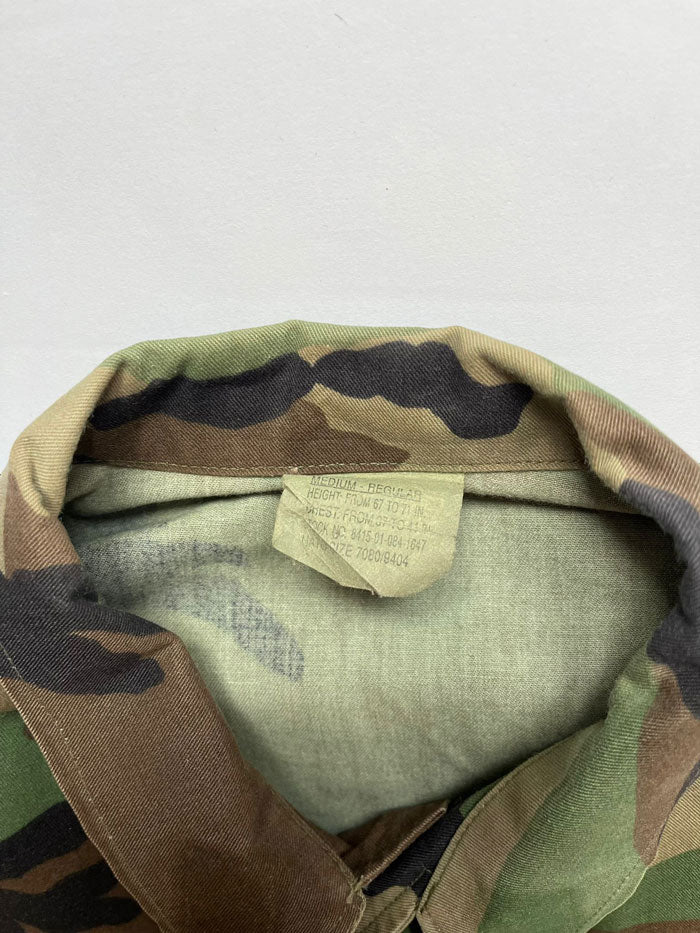 US Army jacket combat coat Vintage. Size M regular. US Army Warm Weather Woodland Camouflage Pattern Combat Coat, made of a tough and durable ripstop fabric.