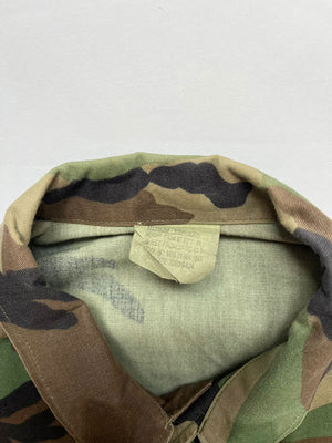 US Army jacket combat coat Vintage. Size M regular. US Army Warm Weather Woodland Camouflage Pattern Combat Coat, made of a tough and durable ripstop fabric.