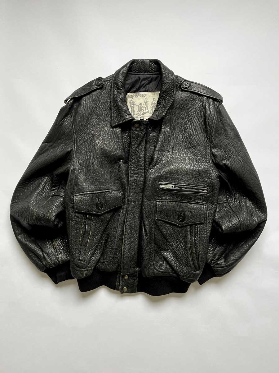 Aviator jacket vintage in leather, Expresso brand. Made in France. Produced with high quality leathers, this jacket offers an unparalleled comfort experience.
