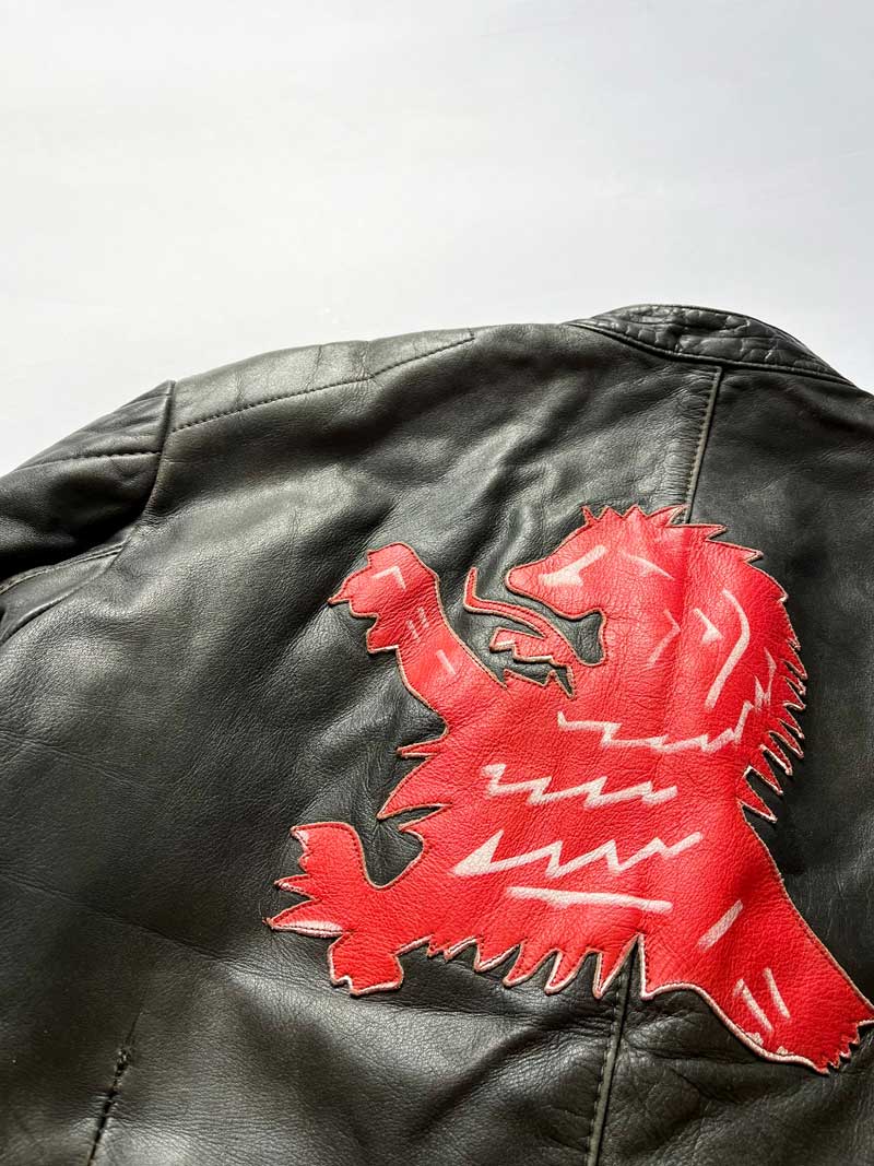 Leather biker jacket vintage, coming straight from the 70s. The handcrafted details give it a touch of authenticity, unique style and great patina. Damen brand.