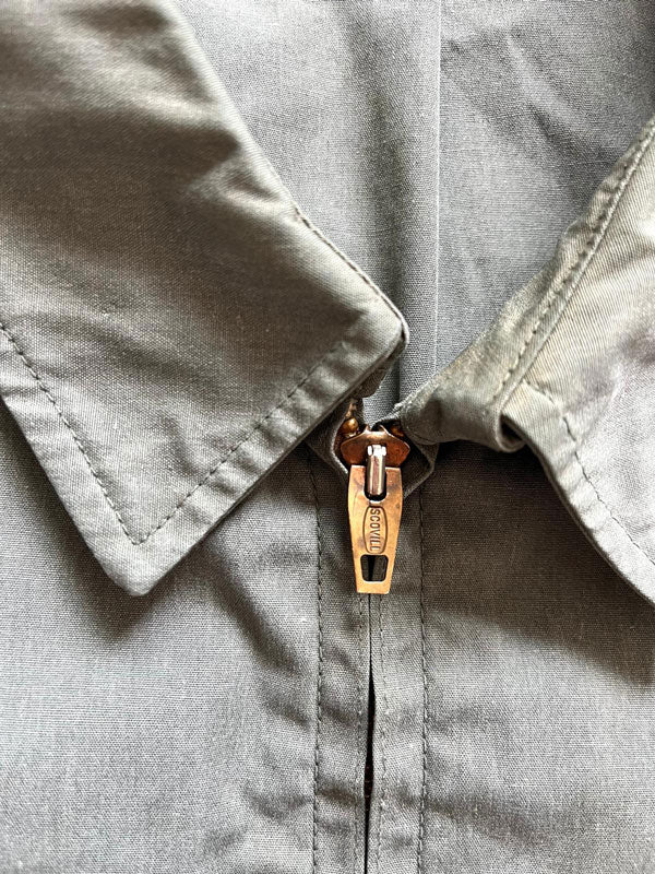 USAF light jacket from the 70s produced by Blauer. Green military jacket with beautiful Scovill zip. Complete with all original labels. Used by the American Air Force.