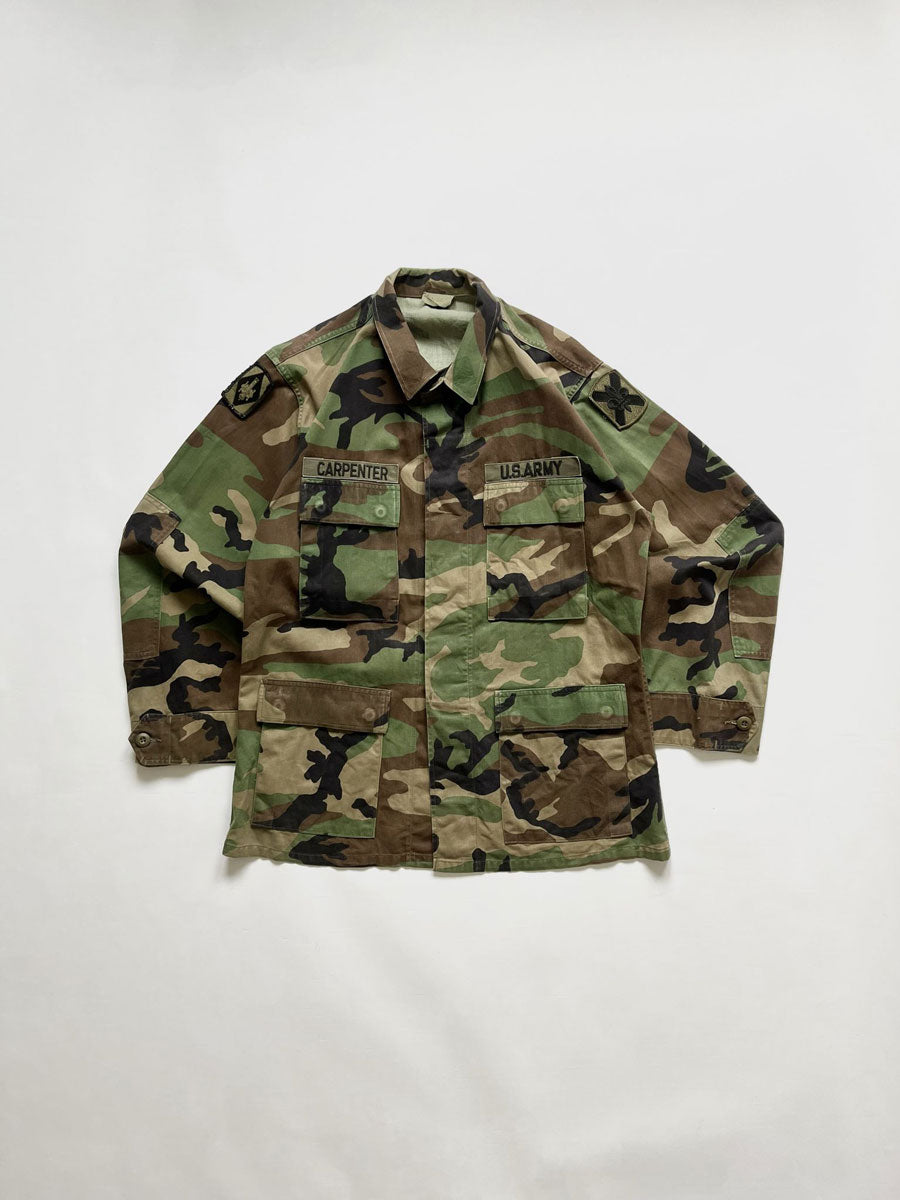 US Army jacket combat coat Vintage. Size M regular. US Army Warm Weather Woodland Camouflage Pattern Combat Coat, made of a tough and durable ripstop fabric.