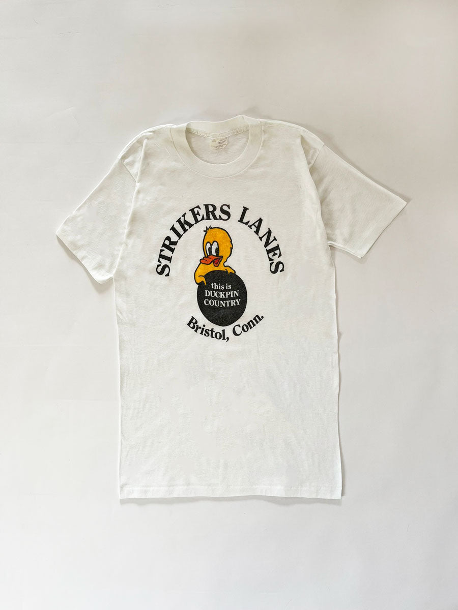 Single stitch t-shirt vintage produced in the United States in the 80s by Sneakers. Print on the front depicting a duck with written "this is Duckpin Country".