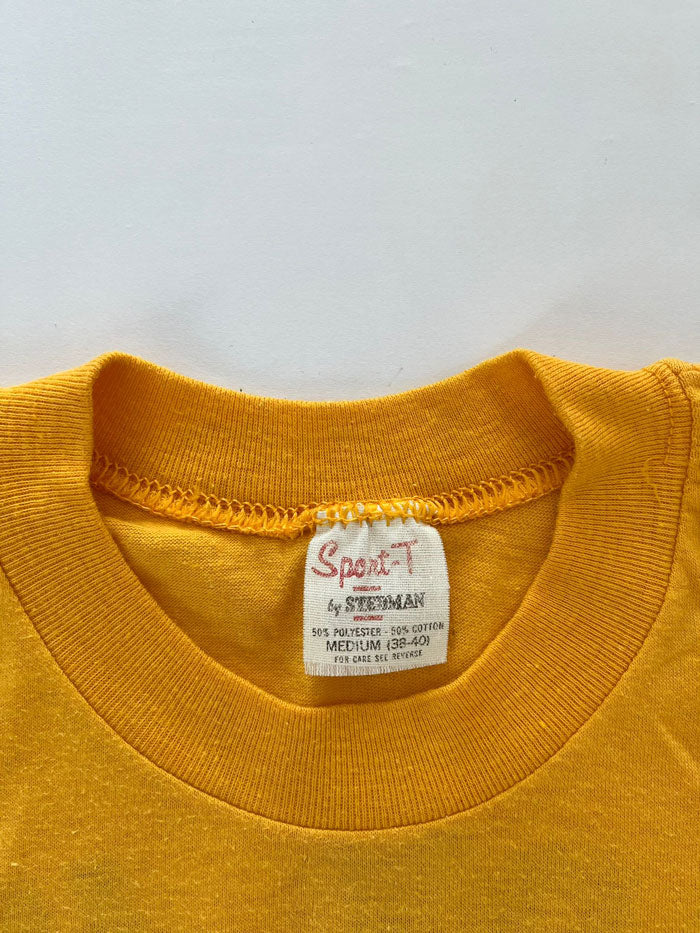 Tee single stitch vintage Windy Hill Farm Daingerfield Texas. Produzione anni 80 marchio Sport-T by Stedman Made USA. Taglia etichetta: M Taglia consigliata S/M Piccoli buchi sparsi sul davanti e sul dietro della tee.