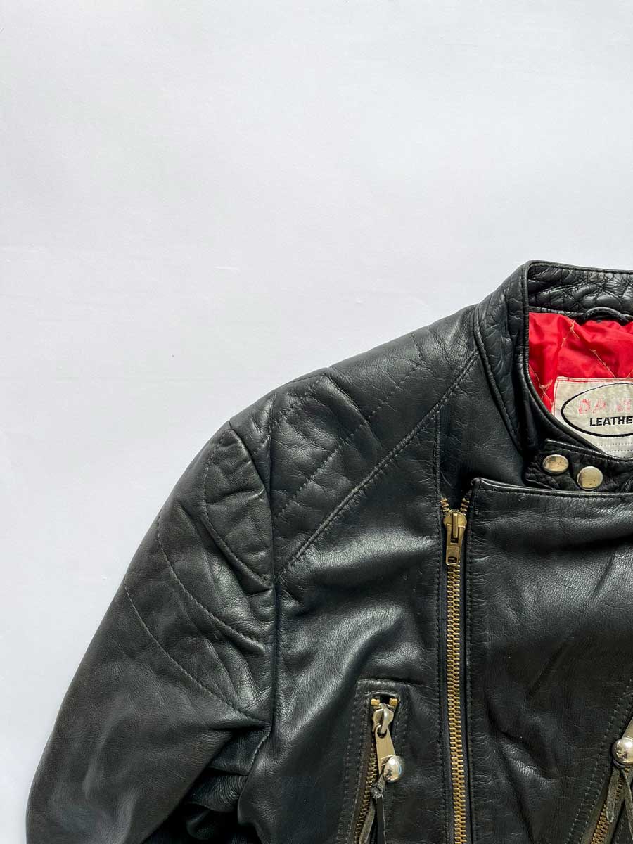 Leather biker jacket vintage, coming straight from the 70s. The handcrafted details give it a touch of authenticity, unique style and great patina. Damen brand.