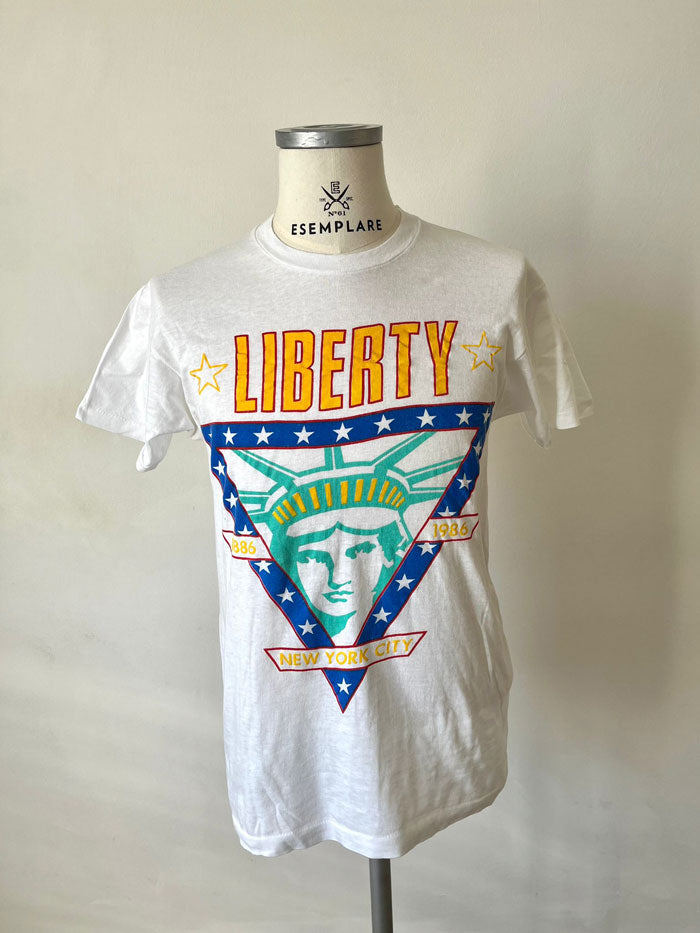 Vintage tee single stitch produced in the United States in the 80s by Screen Stars. Print on the front depicting the New York Statue of Liberty. Rare tee.