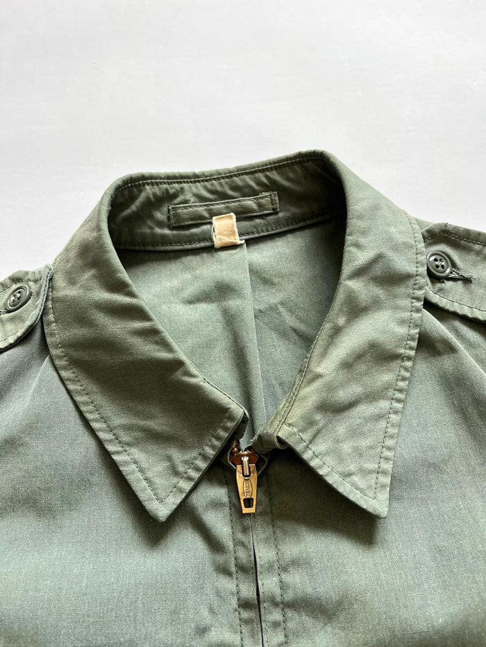 USAF light jacket from the 70s produced by Blauer. Green military jacket with beautiful Scovill zip. Complete with all original labels. Used by the American Air Force.
