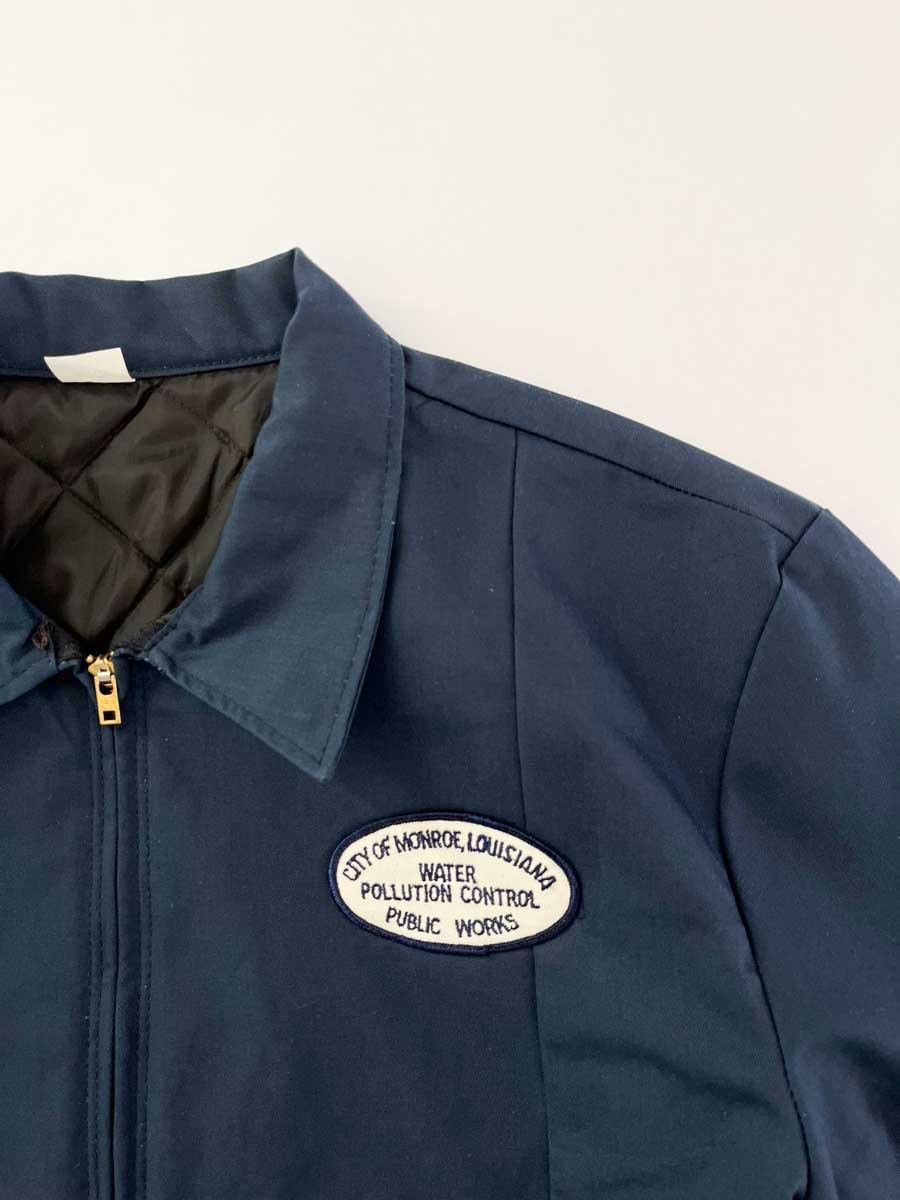 Vintage work jacket blue produced in the 1990s by Red Kap. Quality fabric and perfectly maintained over time. Talon zip and patch applied on the front. Positioned on a neutral white background.