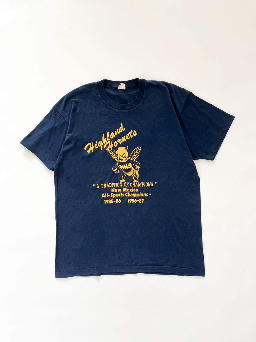 Single stitch tee anni 80 blu, con stampa raffigurante un'ape (simbolo di una squadra di baseball americana). Tee posizionata su sfondo bianco neutro.