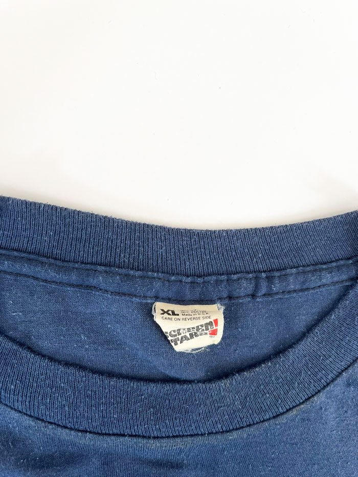 Single stitch tee anni 80 blu, con stampa raffigurante un'ape (simbolo di una squadra di baseball americana). Tee posizionata su sfondo bianco neutro.