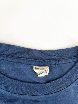 Single stitch tee anni 80 blu, con stampa raffigurante un'ape (simbolo di una squadra di baseball americana). Tee posizionata su sfondo bianco neutro.