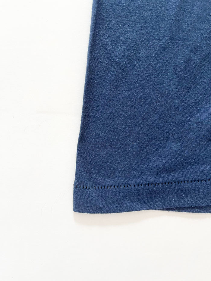 Single stitch tee anni 80 blu, con stampa raffigurante un'ape (simbolo di una squadra di baseball americana). Tee posizionata su sfondo bianco neutro.