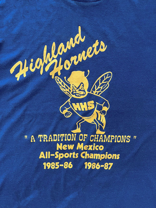 Single stitch tee anni 80 blu, con stampa raffigurante un'ape (simbolo di una squadra di baseball americana). Tee posizionata su sfondo bianco neutro.