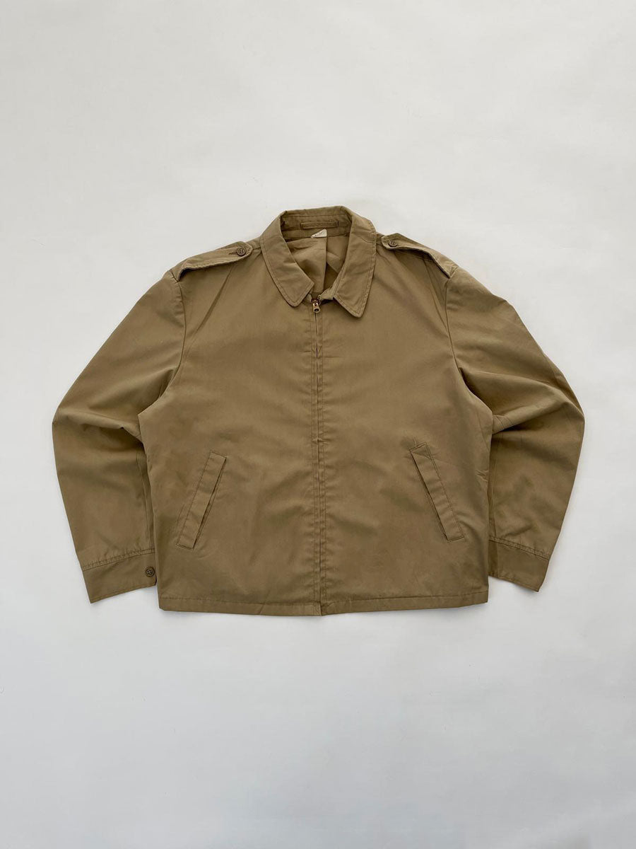 Lightweight jacket utilizzata dall'USAF negli anni 70. Color beige, fit boxy e zip Talon. Giacca perfetta per la primavera ma anche per stratificare in estate
