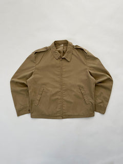 Lightweight jacket utilizzata dall'USAF negli anni 70. Color beige, fit boxy e zip Talon. Giacca perfetta per la primavera ma anche per stratificare in estate