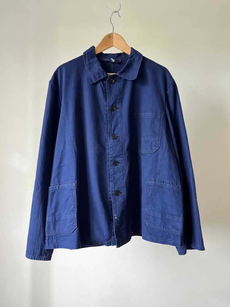 Veste blue de travail vintage from 1970s. Size Large. Crafted from high-quality, durable cotton. The various shades of blue give this jacket a unique character.