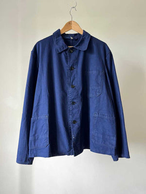 Veste blue de travail vintage from 1970s. Size Large. Crafted from high-quality, durable cotton. The various shades of blue give this jacket a unique character.
