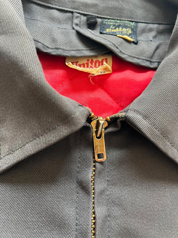 Vintage Workwear jacket Unitog from 1960s, In excellent condition. Boxy fit, brown color. Size M. Removable internal red liner and double talon zip. Made USA.