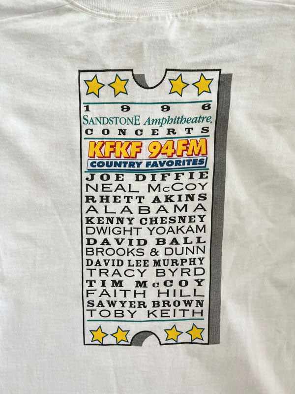Single stitch tee produced in the United States in the 90s. Print on the front, used by an American radio "KFKF 94FM". Rare single stitch tee. White tee.