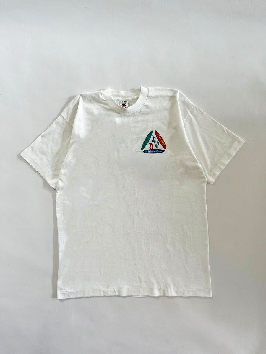 Tee vintage single stitch produced in the United States in the 90s. Print on the front, used by an American radio "KFKF 94FM". Rare single stitch tee. White tee.