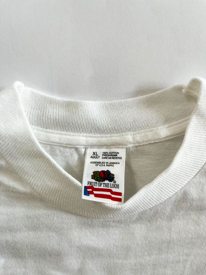 Single stitch tee produced in the United States in the 90s. Print on the front, used by an American radio "KFKF 94FM". Rare single stitch tee. White tee.