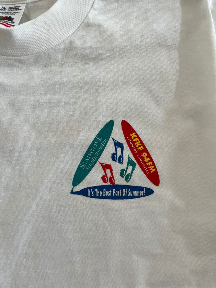 Tee vintage single stitch produced in the United States in the 90s. Print on the front, used by an American radio "KFKF 94FM". Rare single stitch tee. White tee.