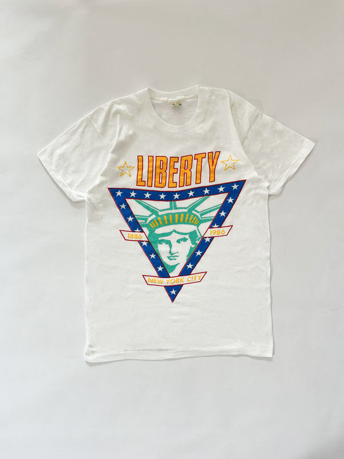 Vintage tee single stitch produced in the United States in the 80s by Screen Stars. Print on the front depicting the New York Statue of Liberty. Rare tee.