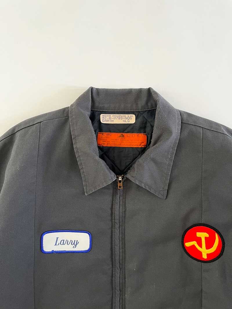 Vintage work jacket produced in the 1990s by Red Kap. Quality fabric and perfectly maintained over time. Talon zip and double patch applied on the front. Positioned on a neutral white background.
