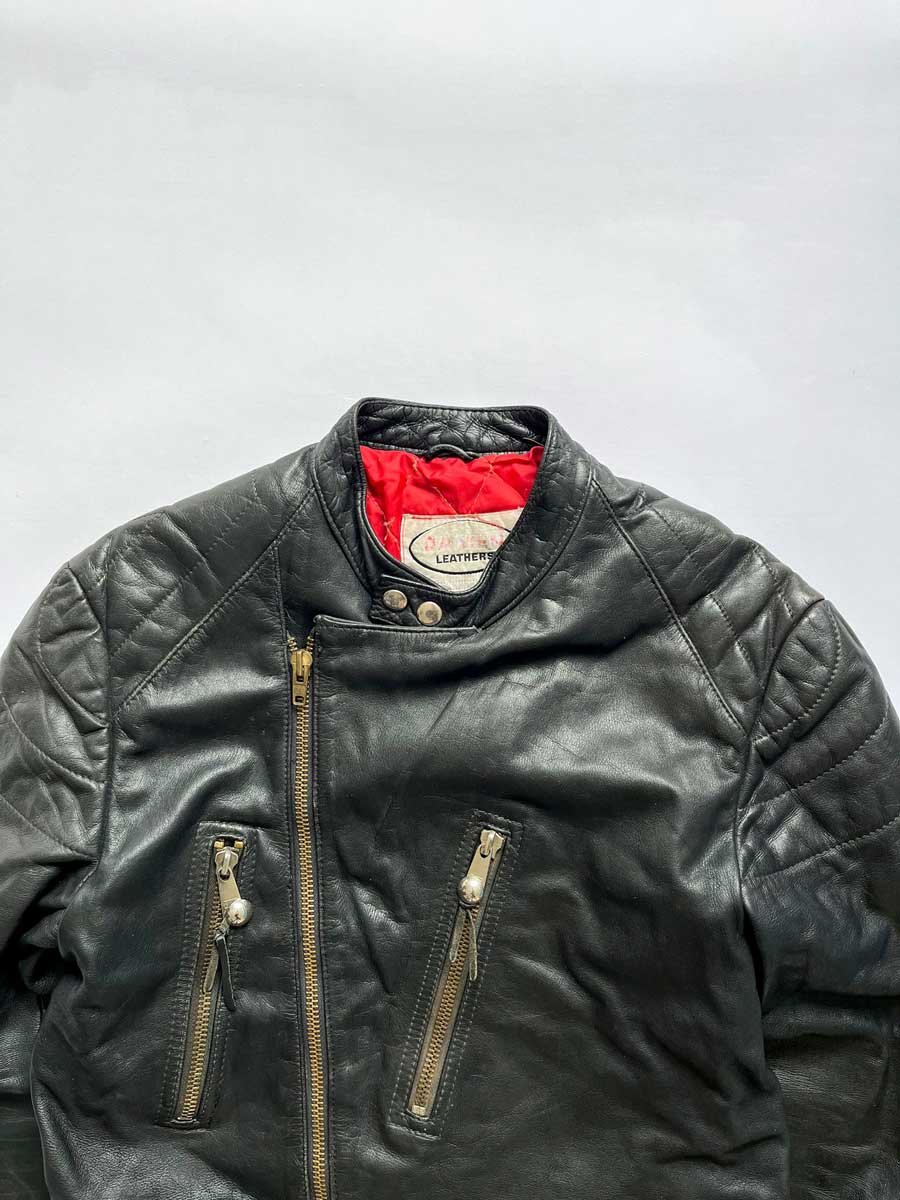 Leather biker jacket vintage, coming straight from the 70s. The handcrafted details give it a touch of authenticity, unique style and great patina. Damen brand.