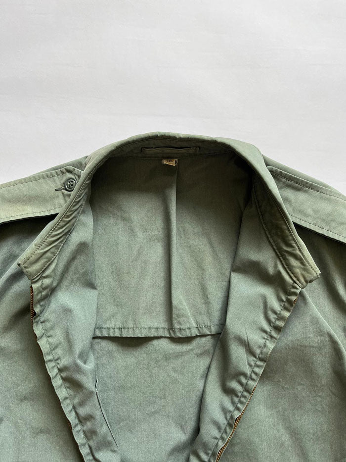USAF light jacket from the 70s produced by Blauer. Green military jacket with beautiful Scovill zip. Complete with all original labels. Used by the American Air Force.
