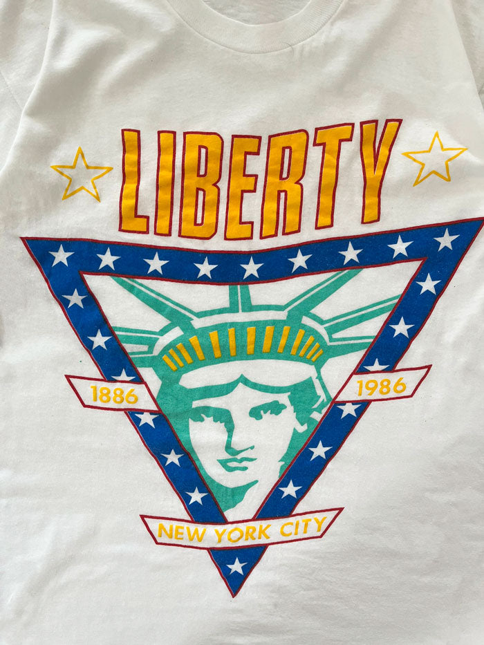 T shirt vintage single stitch produced in the United States in the 90s by Screen Stars. Print on the front depicting the New York City Statue of Liberty. Rare tee.